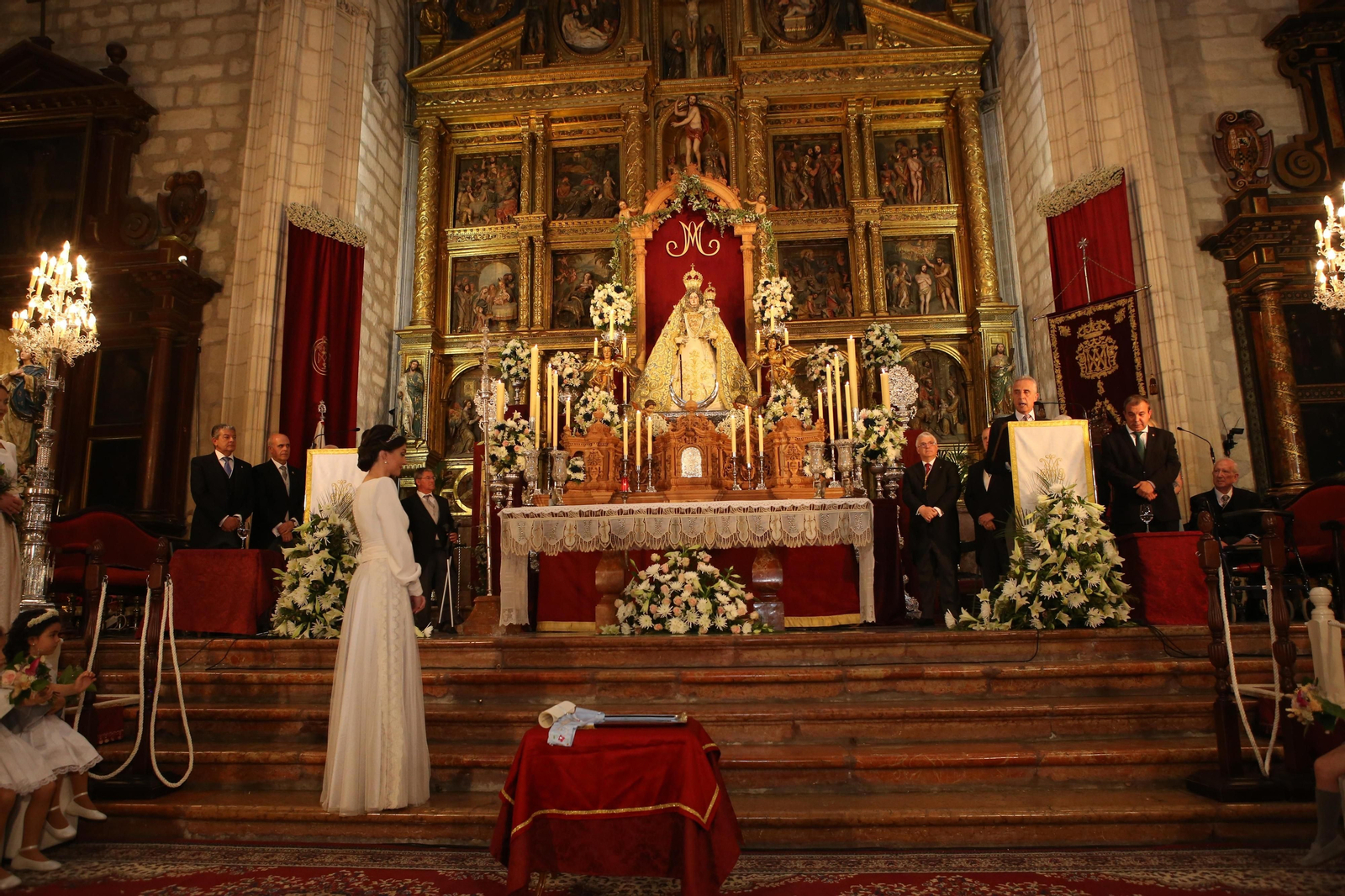 Inmaculada Concepción Lara Jiménez, ante el altar mayor de San Mateo, antes de convertirse en Aracelitana Mayor.