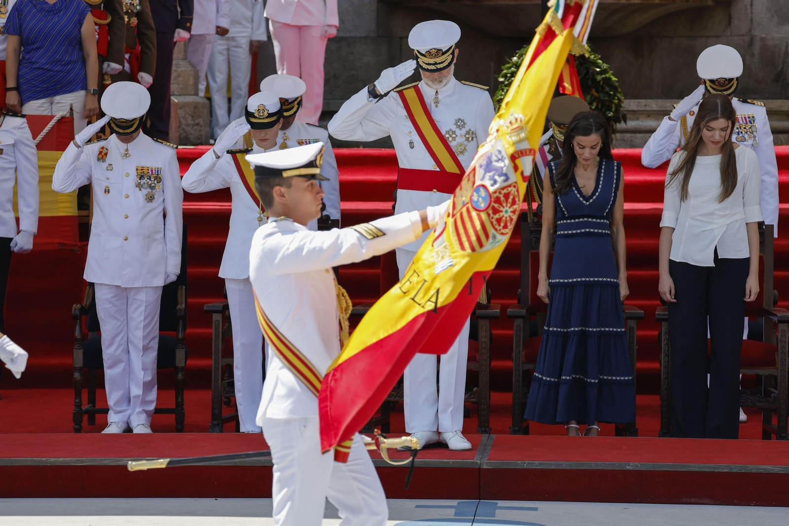 La princesa Leonor termina su formación en la Armada recibiendo de manos de su padre la Cruz al Mérito Naval