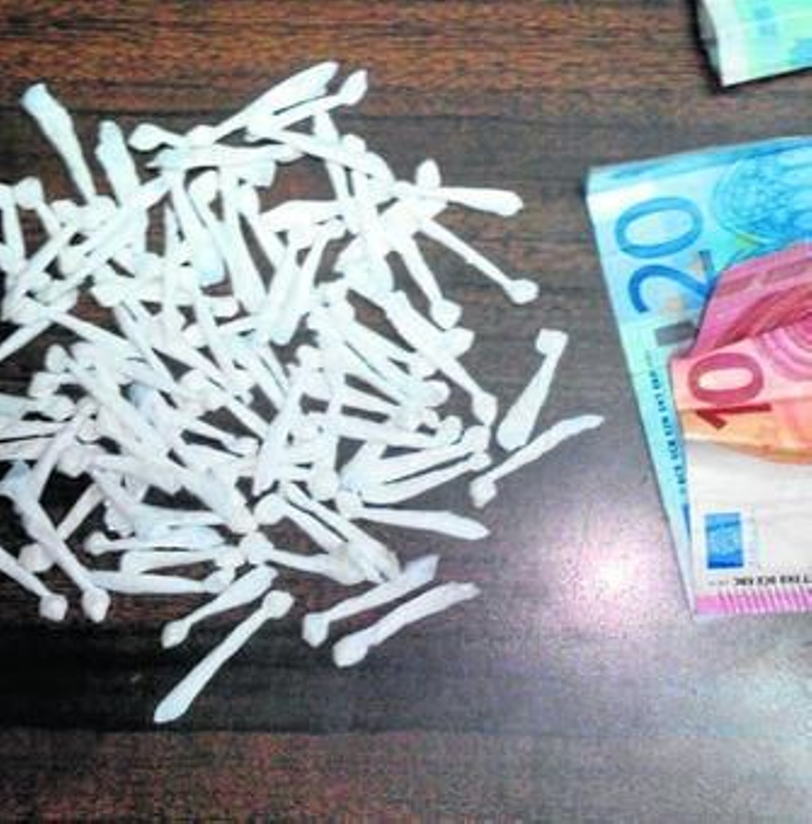 Al detenido se le incautaron 480 euros y nueve envoltorios de cocaína.