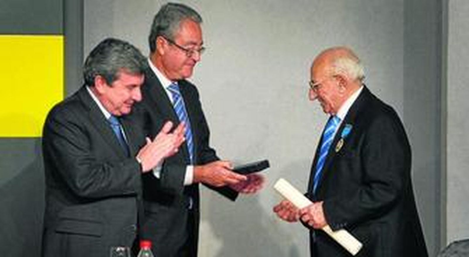 El empresario chiclanero José Antonio González Morales recibió, de manos del subdelegado del Gobierno, Francisco Calero, la Medalla al Mérito del Trabajo.