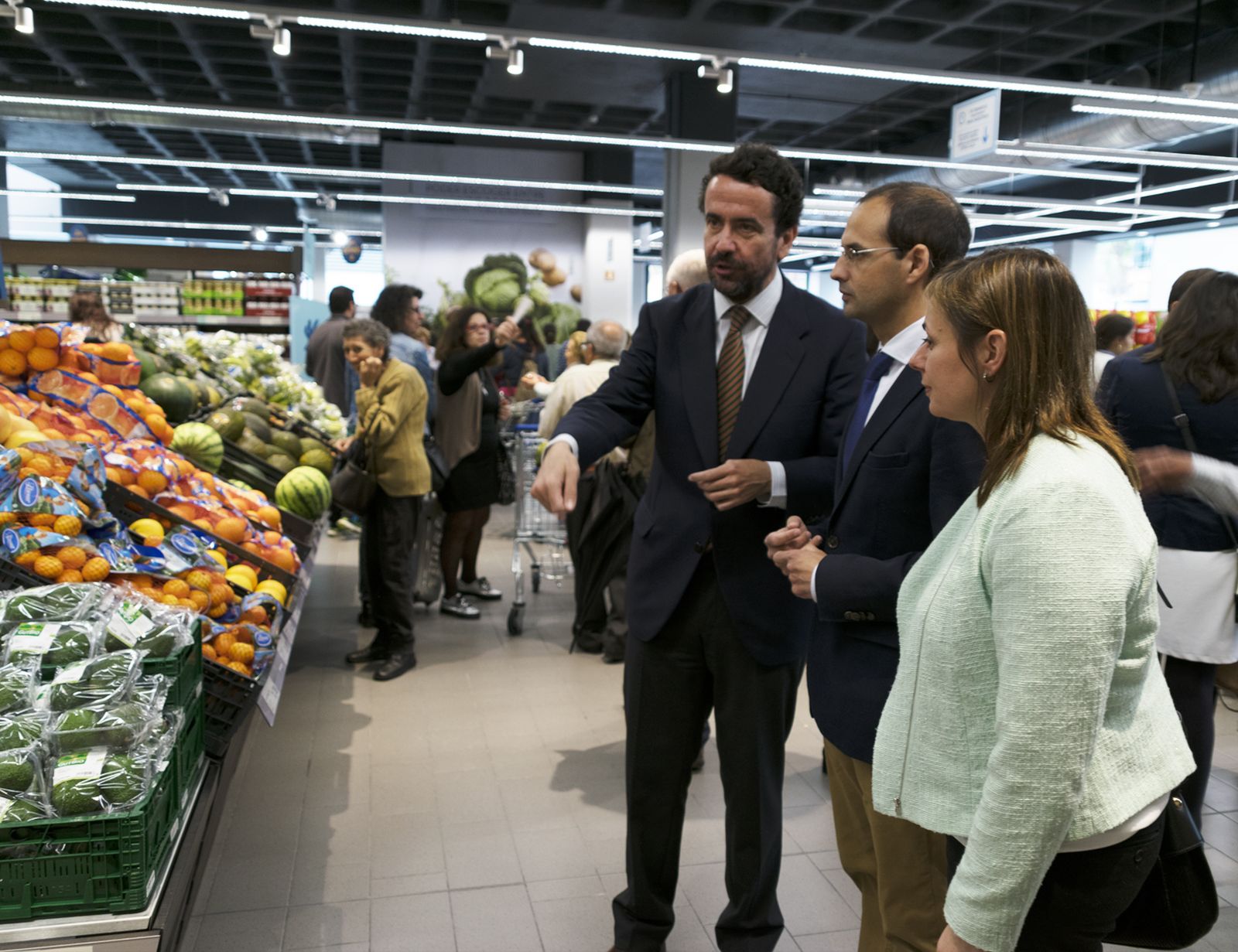 El alcalde inauguró ayer el supermercado coincidiendo con la primera jornada de apertura al público.