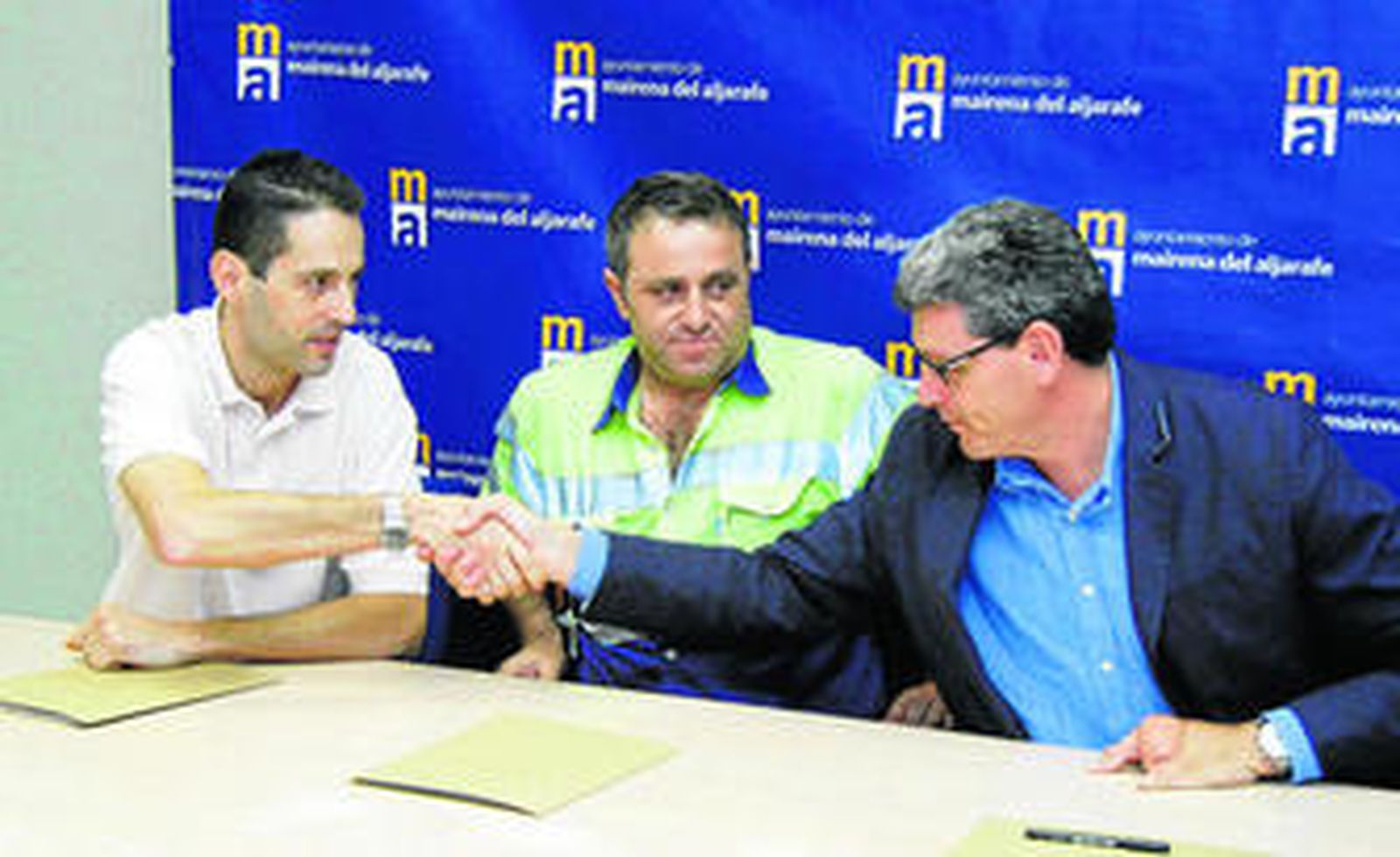 El alcalde, Ricardo Tarno (PP) con los representantes de los sindicatos, ayer, en el Ayuntamiento.