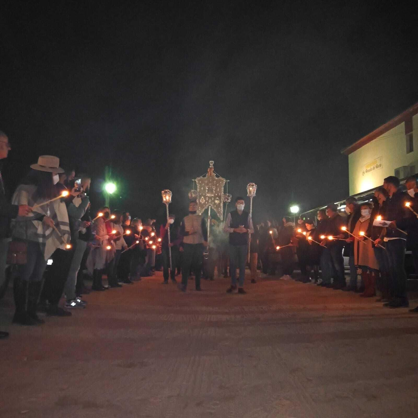 Procesión con el Simpecado antes de ser entronizado en su capilla.