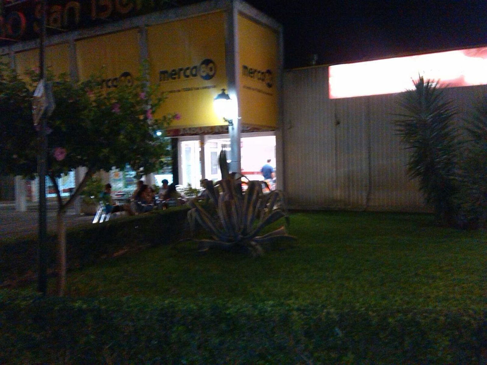 Un momento de la intervención policial en 'Merca 80'.