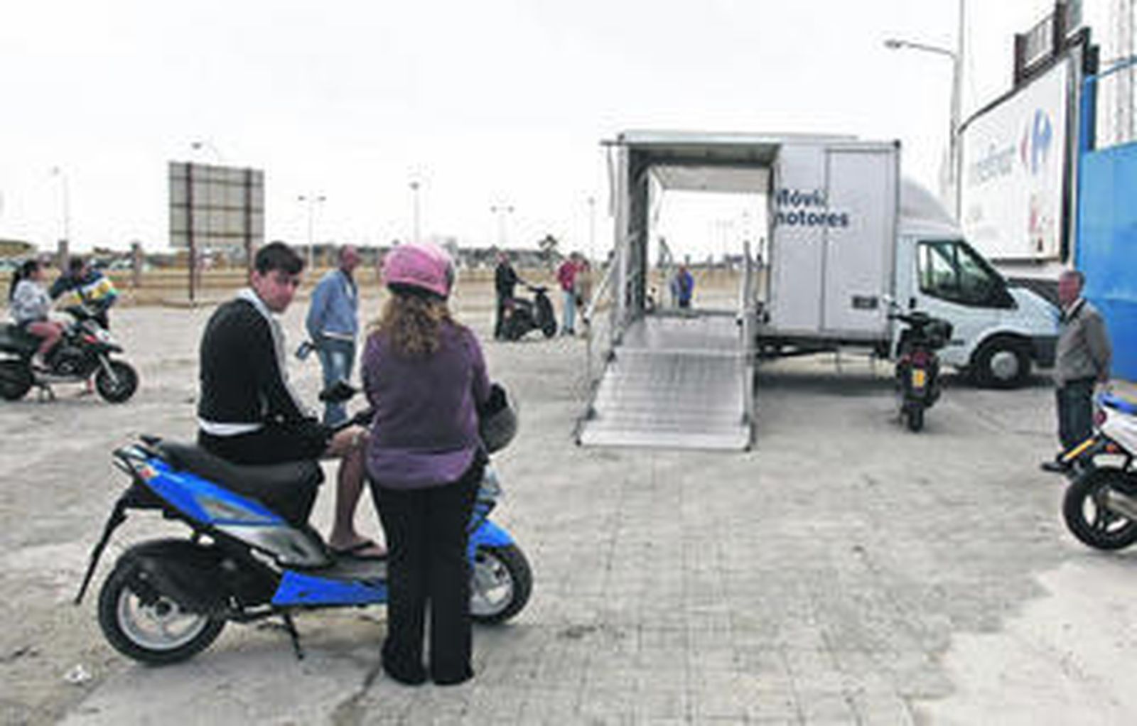 Un joven espera su turno para la ITV móvil de ciclomotores.