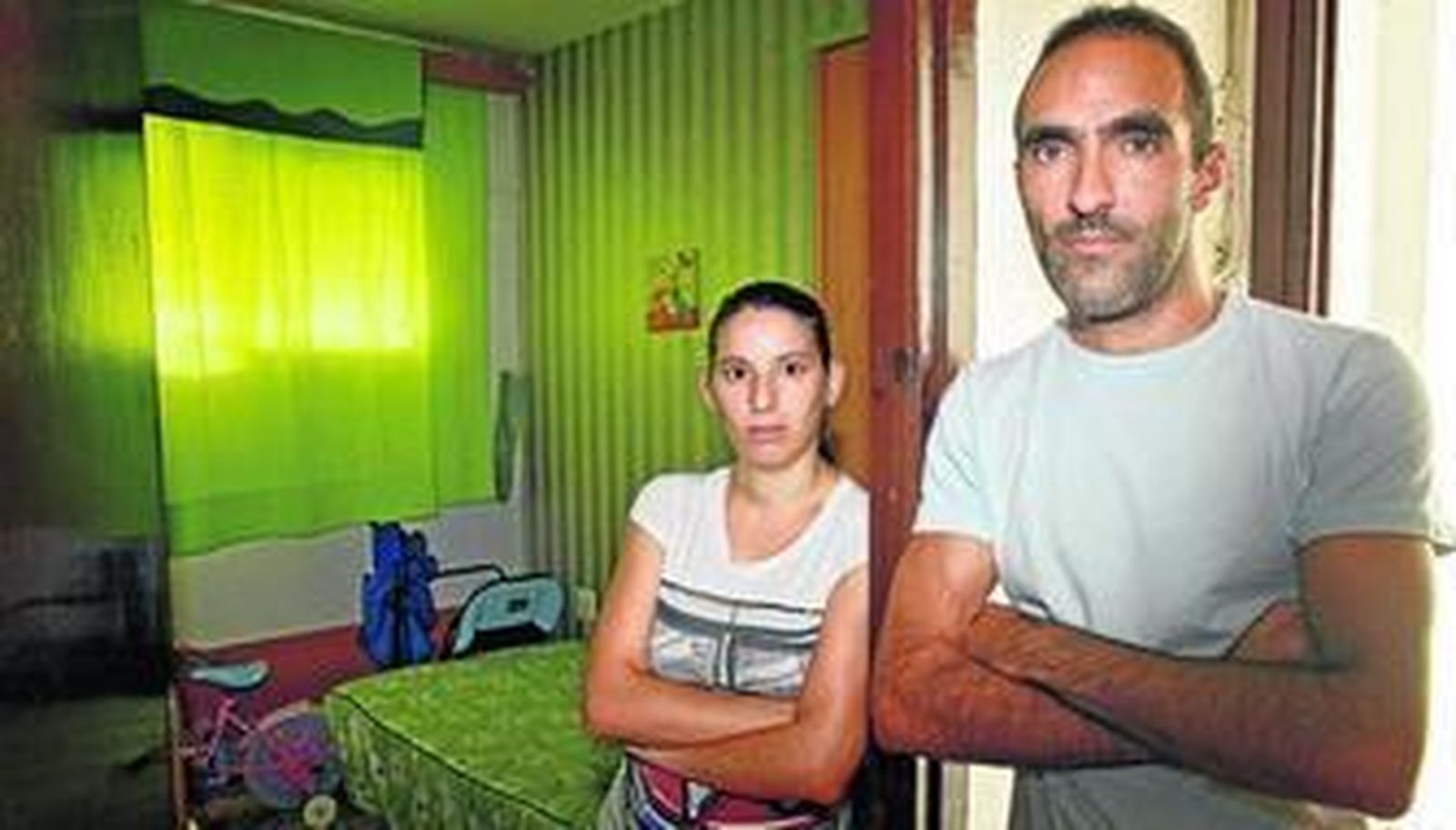 Estefanía y Antonio, dentro de la vivienda destinada a conserjes municipales en el CEIP Andalucía.
