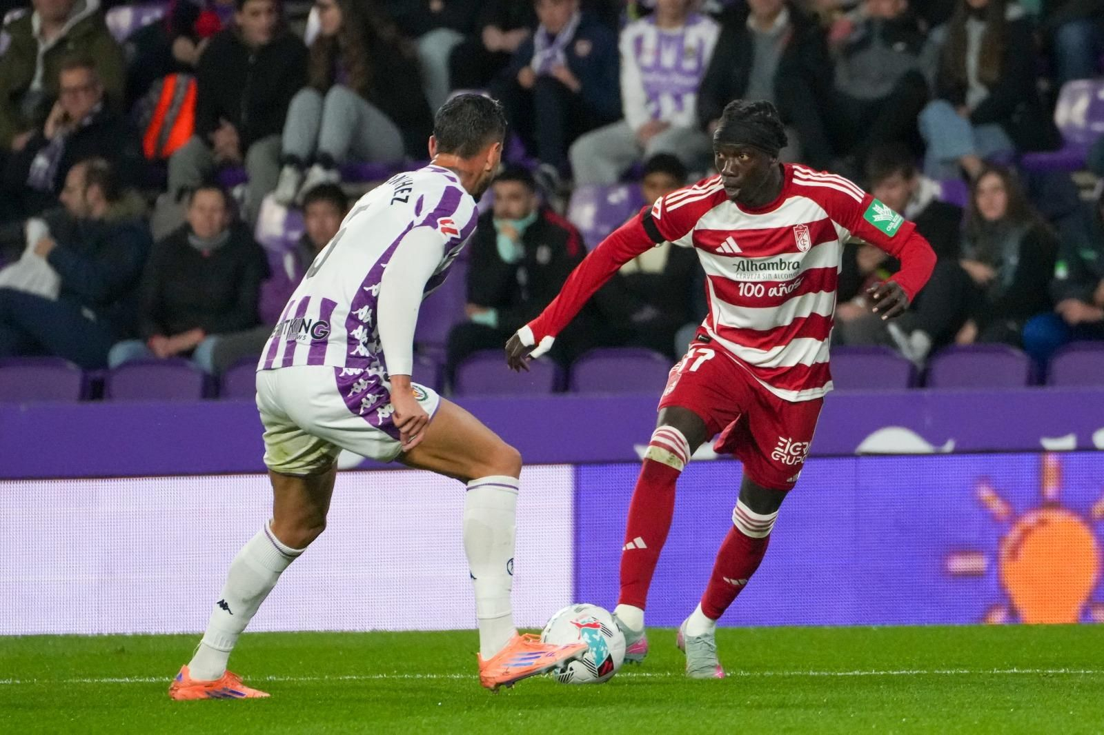 Faye encara a un rival en el partido jugado este lunes en Zorrilla