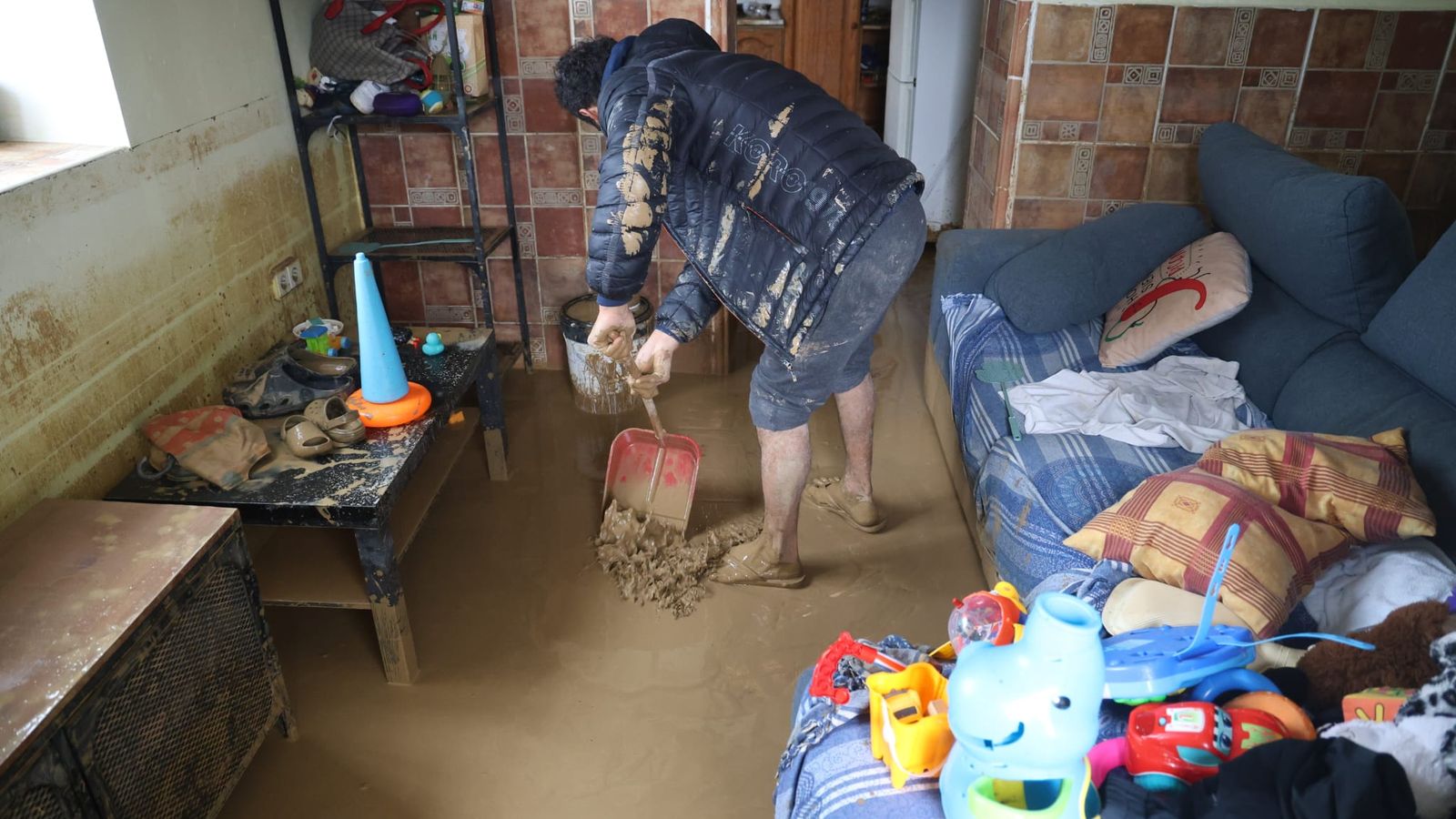 Vecinos de Cártama haciendo labores de limpieza en sus casas