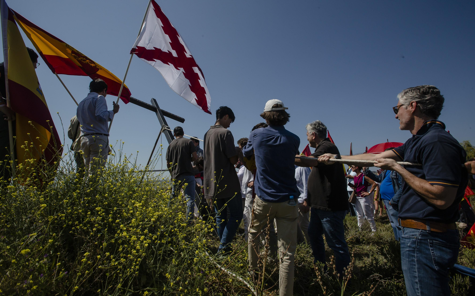 Imágenes del izado de la gran cruz de hierro del Camino de Santiago en la sierra de San Cristóbal