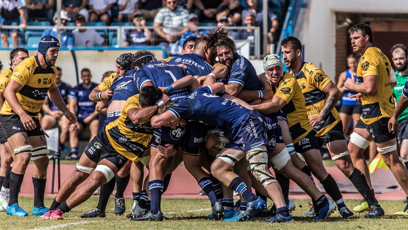 La delantera científica avanza en una jugada del partido de liga disputado frente a Burgos en Cartuja.