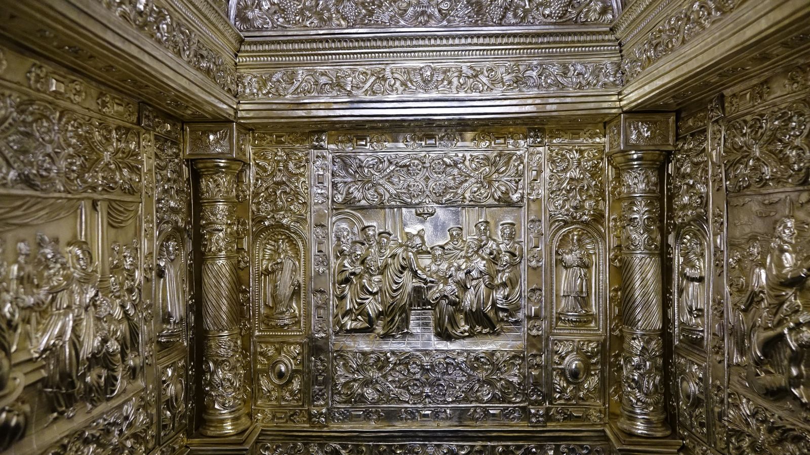 Interior del Sagrario de plata de Cayetano González