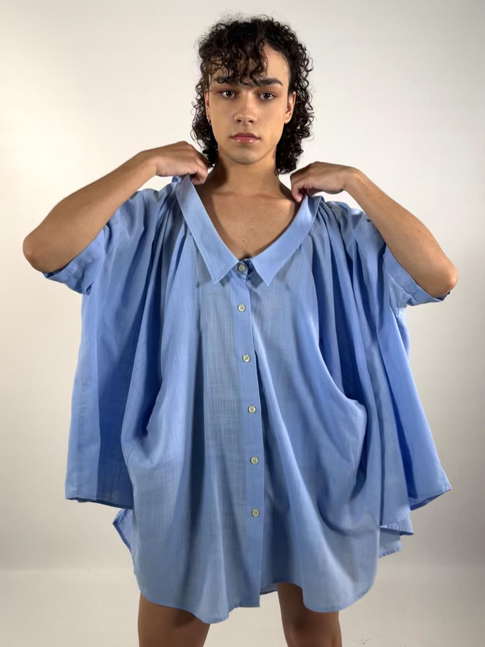 Un vestido hecho con camisas, de Rafael Esquinas.