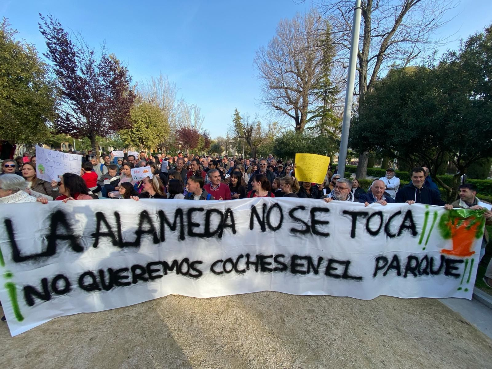 Manifestación en La Alameda contra el paso de ambulancias