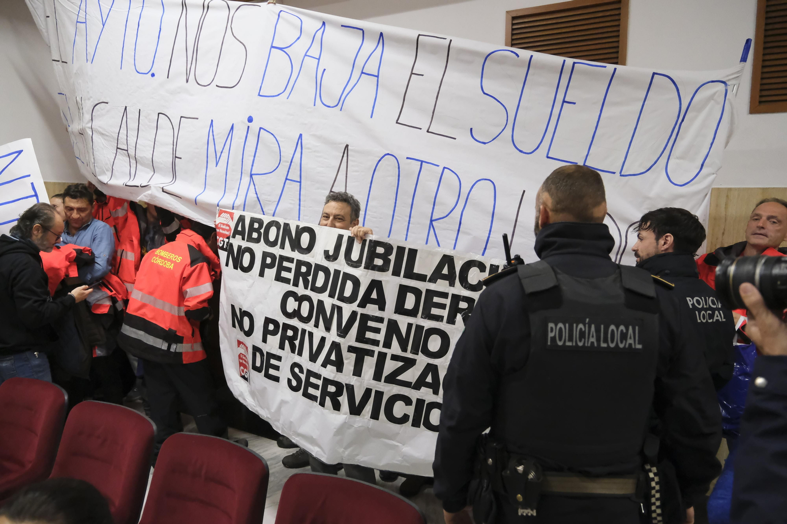 Un momento del desalojo del salón de plenos.