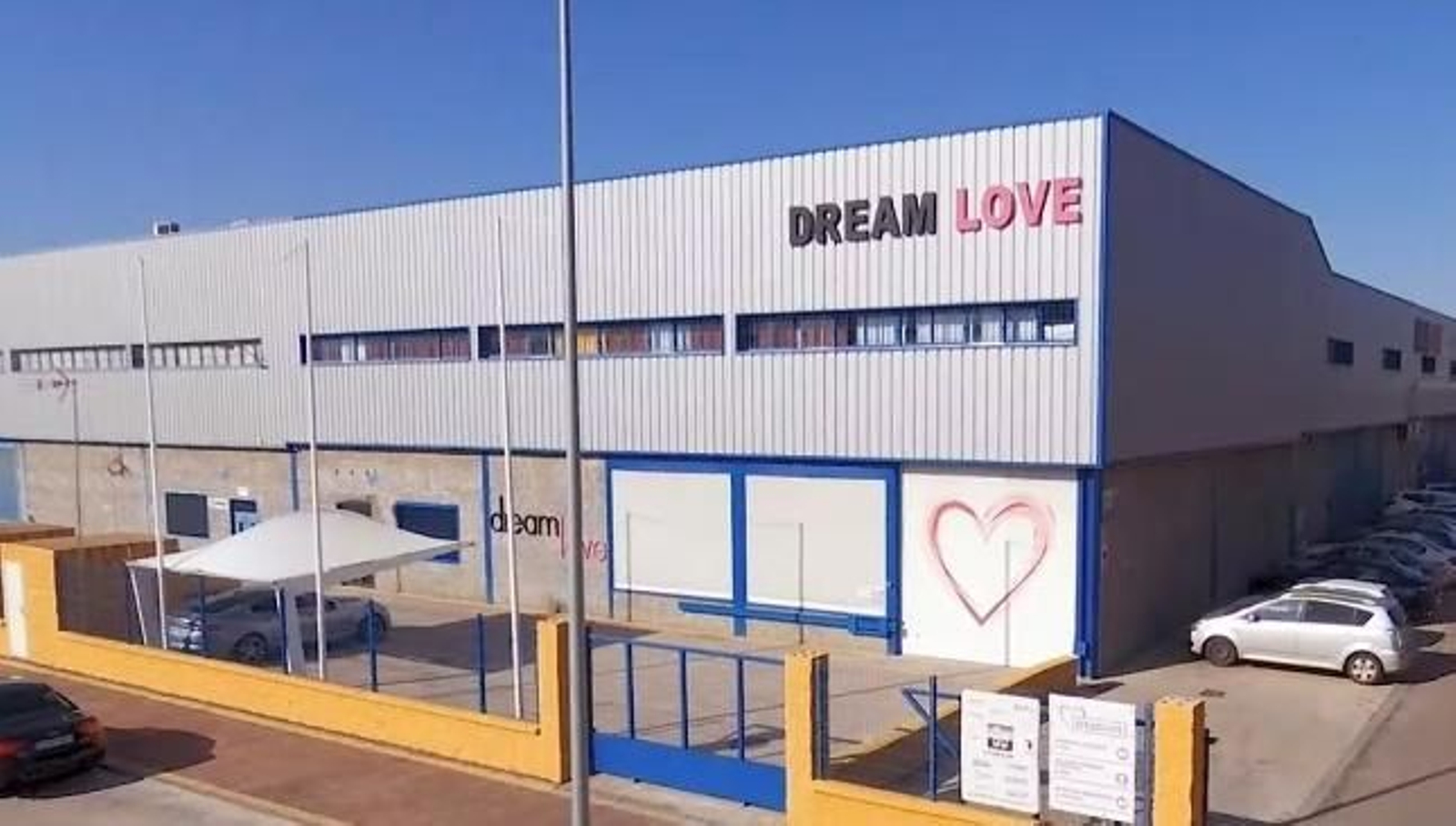 La fachada principal de la empresa Dreamlove en Carmona.