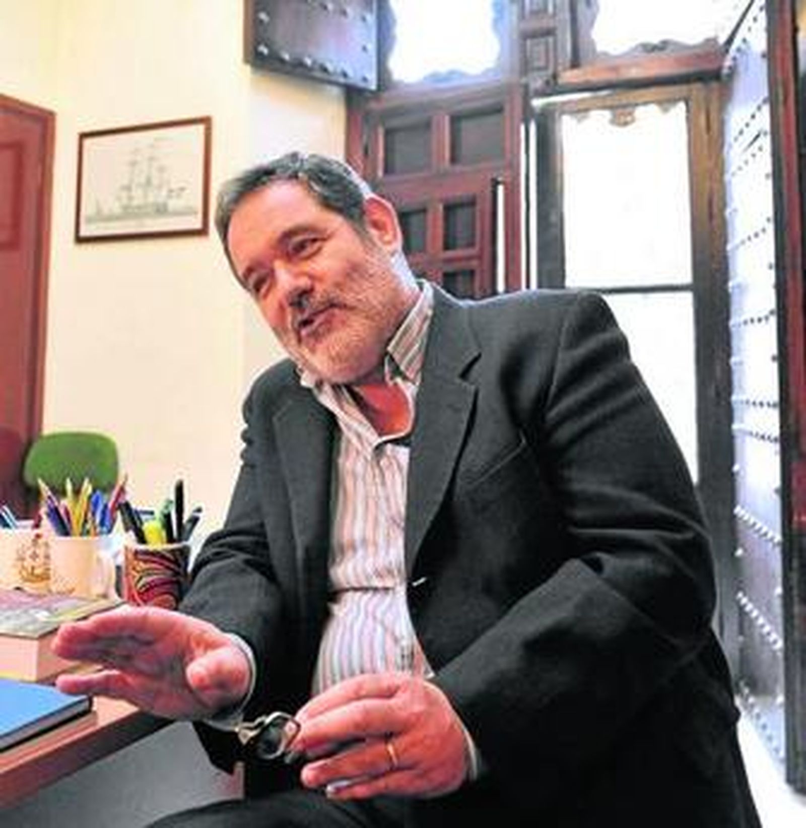 Pablo Emilio Pérez-Mallaína, en el despacho que fue de Morales Padrón.