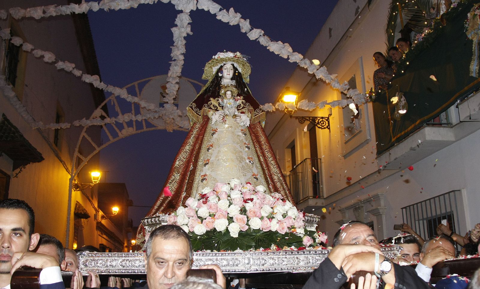 La Virgen del Rocío por la calle Cielo, justo en el momento de su salida.