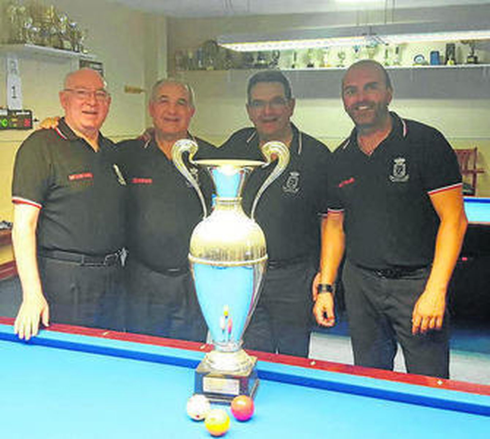 Los componentes del Club Maracena, con el trofeo conseguido.