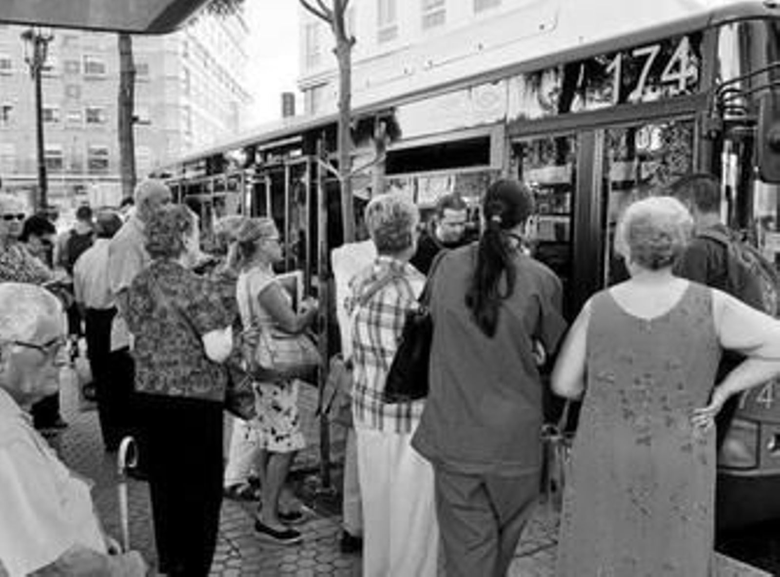 Una de las paradas de Tussam en la Plaza del Duque.