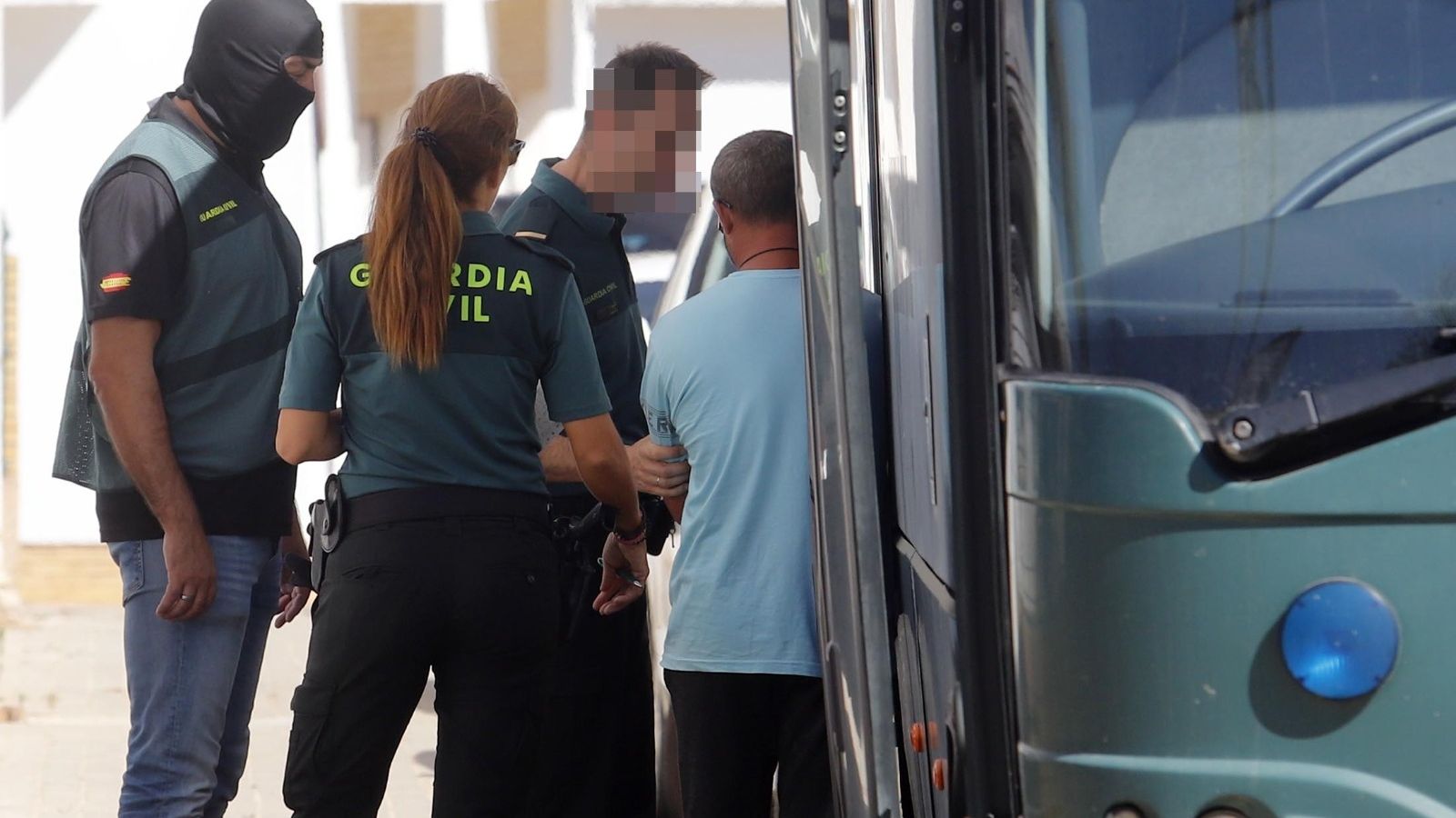 Agentes de la Guardia Civil, con  uno de los detenidos ayer en Moguer.