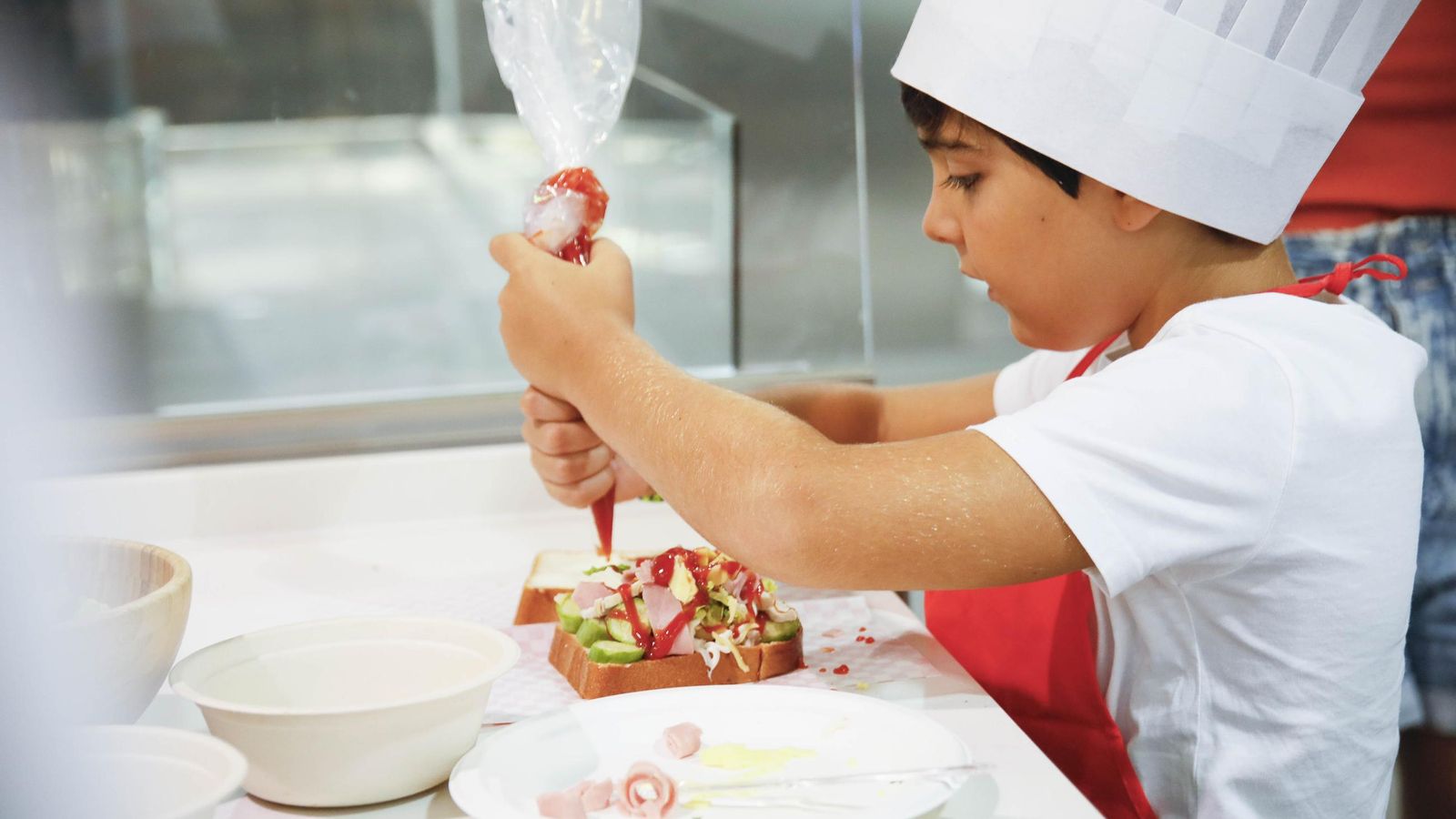 Las imágenes del taller infantil de cocina en el mercado de Almería