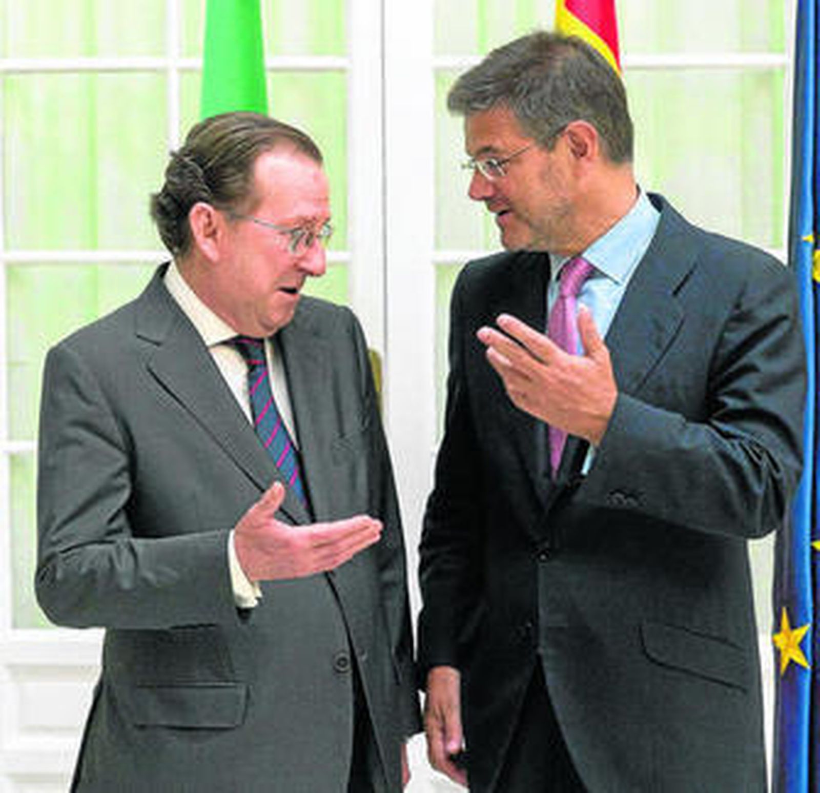 De Llera conversa con el ministro Rafael Catalá, en un acto en Sevilla.