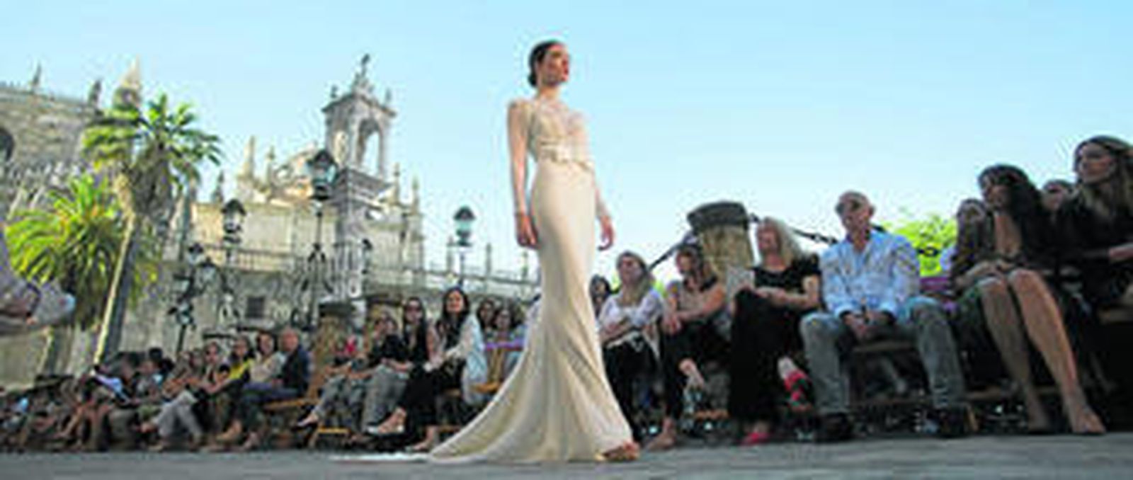 Una de las creaciones de Iván Campaña sobre la pasarela improvisada de este evento de moda artesana, con la Catedral como fondo.