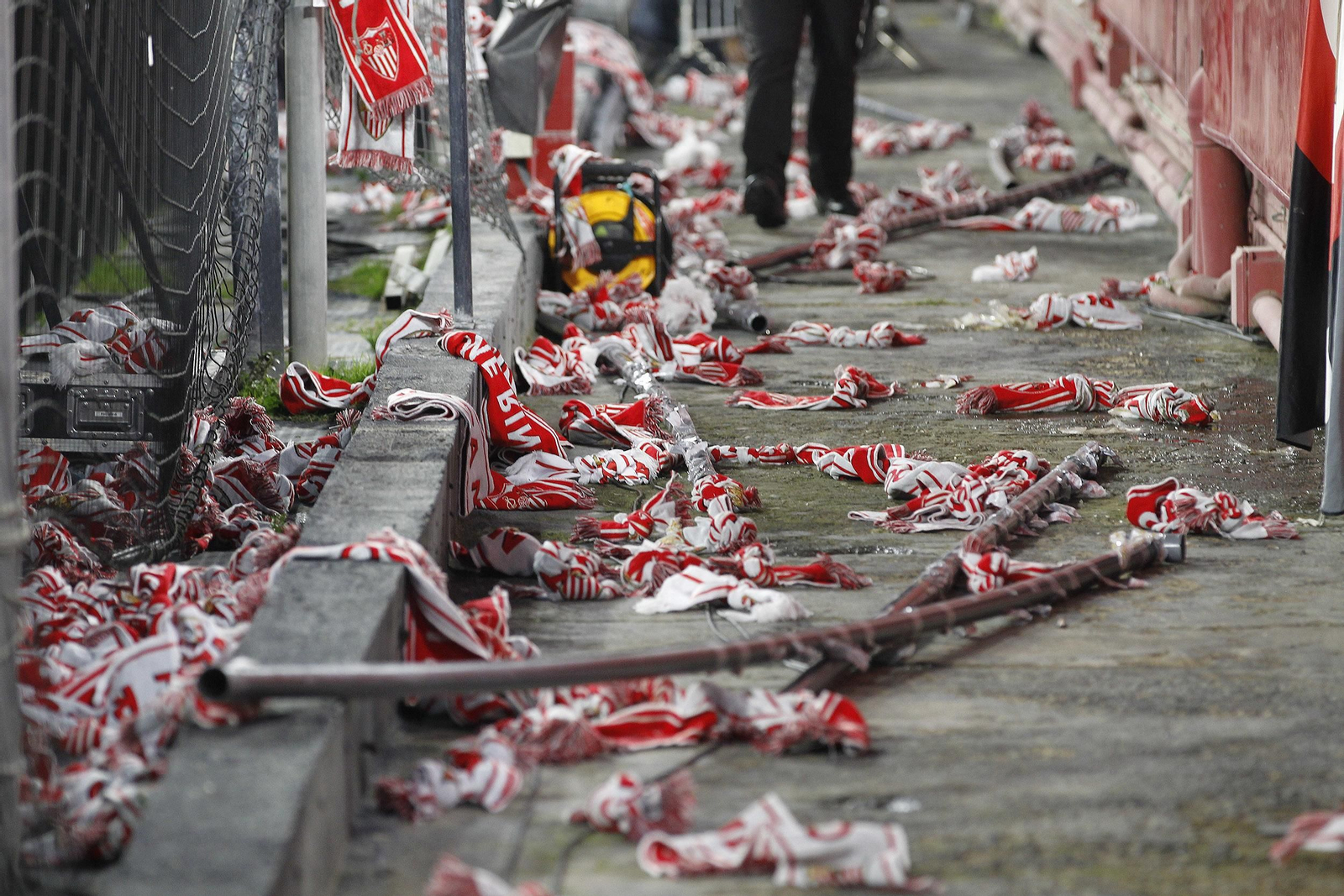 Cientos de bufandas bajo las vallas que separan a la grada del césped.