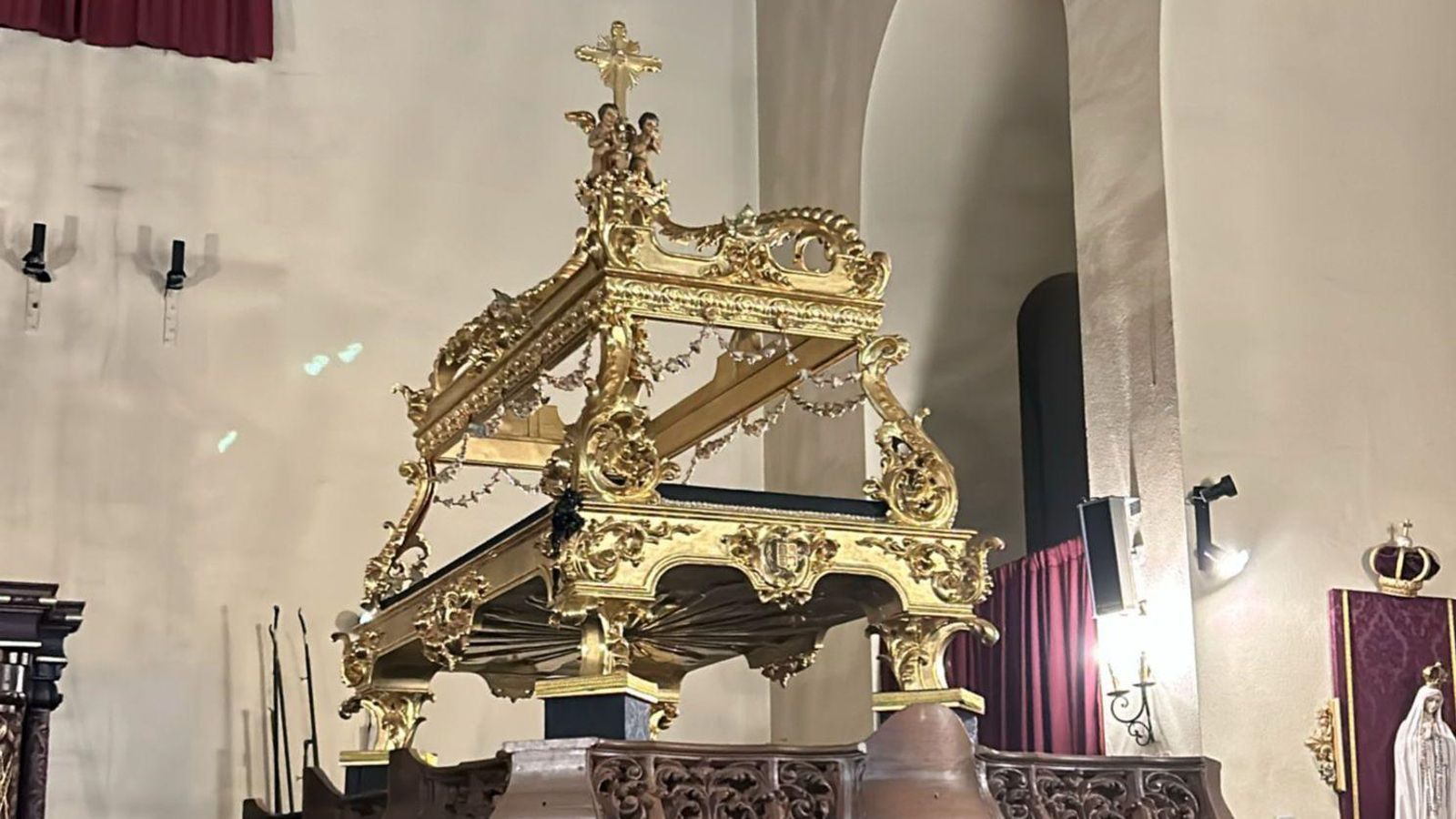 La urna del Santo Entierro sobre el paso procesional La urna del Santo Entierro sobre el paso procesional