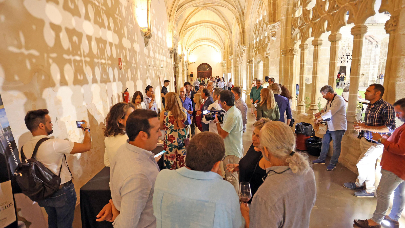 Imágenes de Entre Vinos, Tintos y Blancos, en los Claustros de Jerez