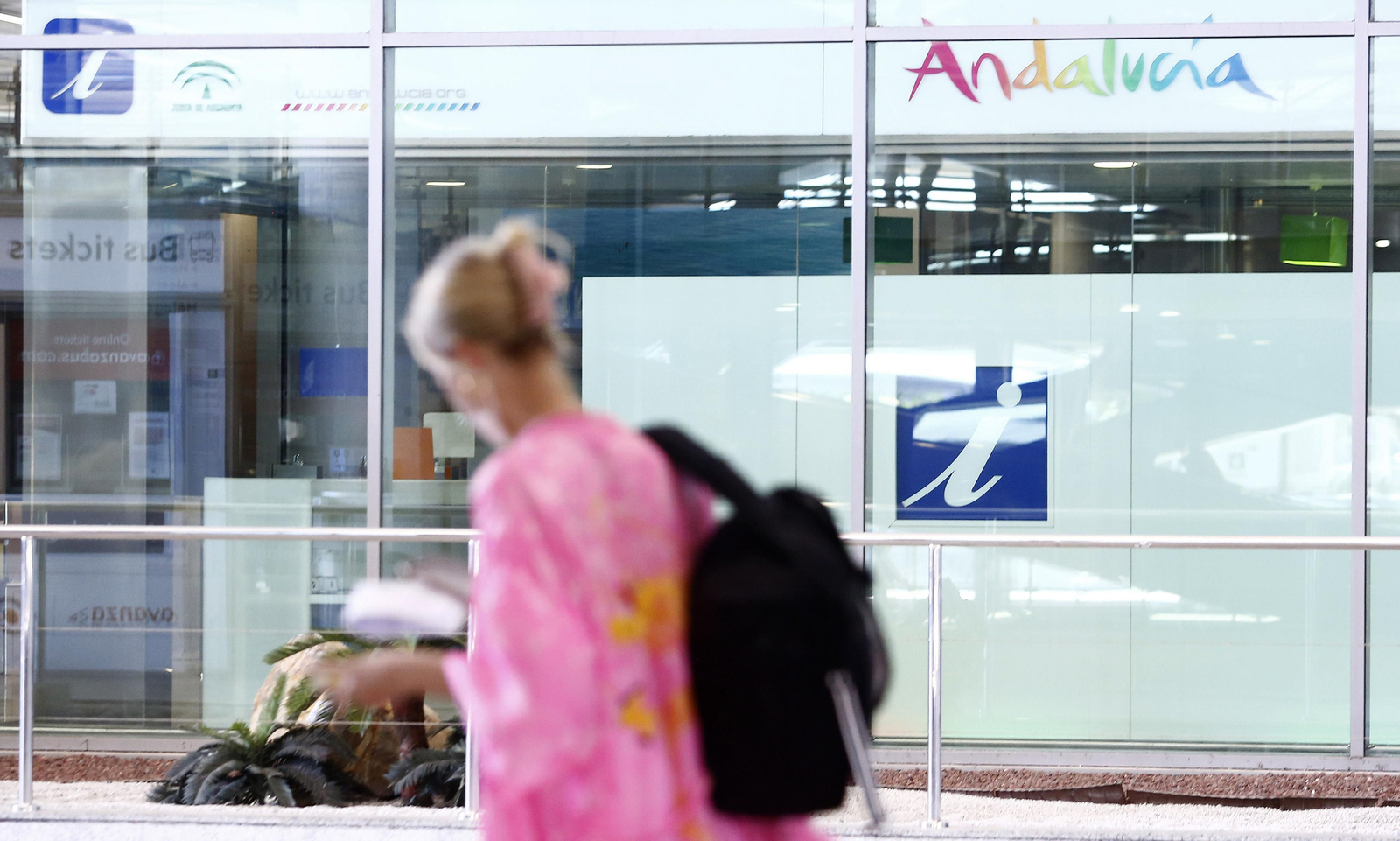Las fotos de los primeros turistas internacionales en el aeropuerto de Málaga