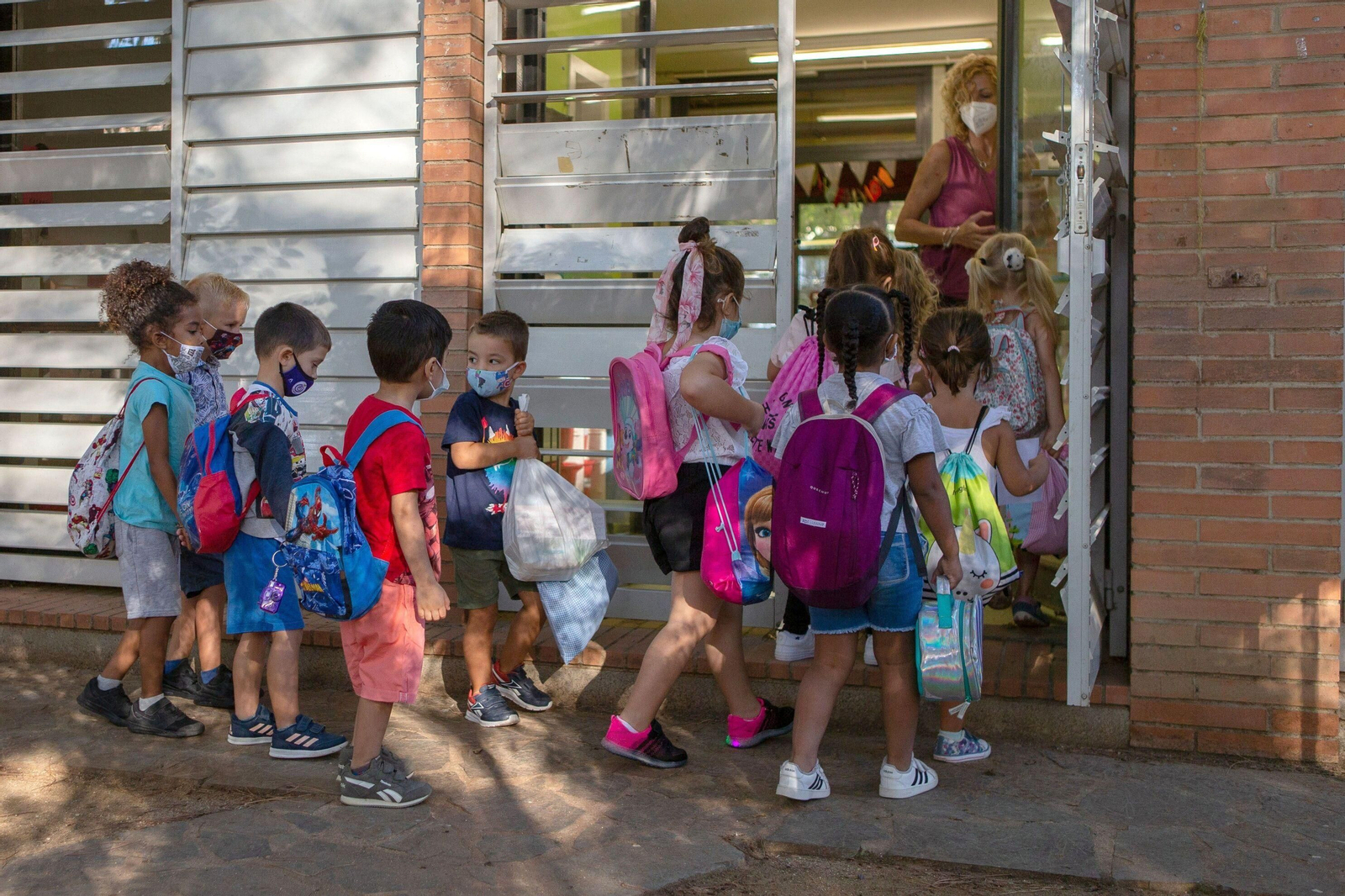 Entrada a clase con mascarilla en una escuela infantil
