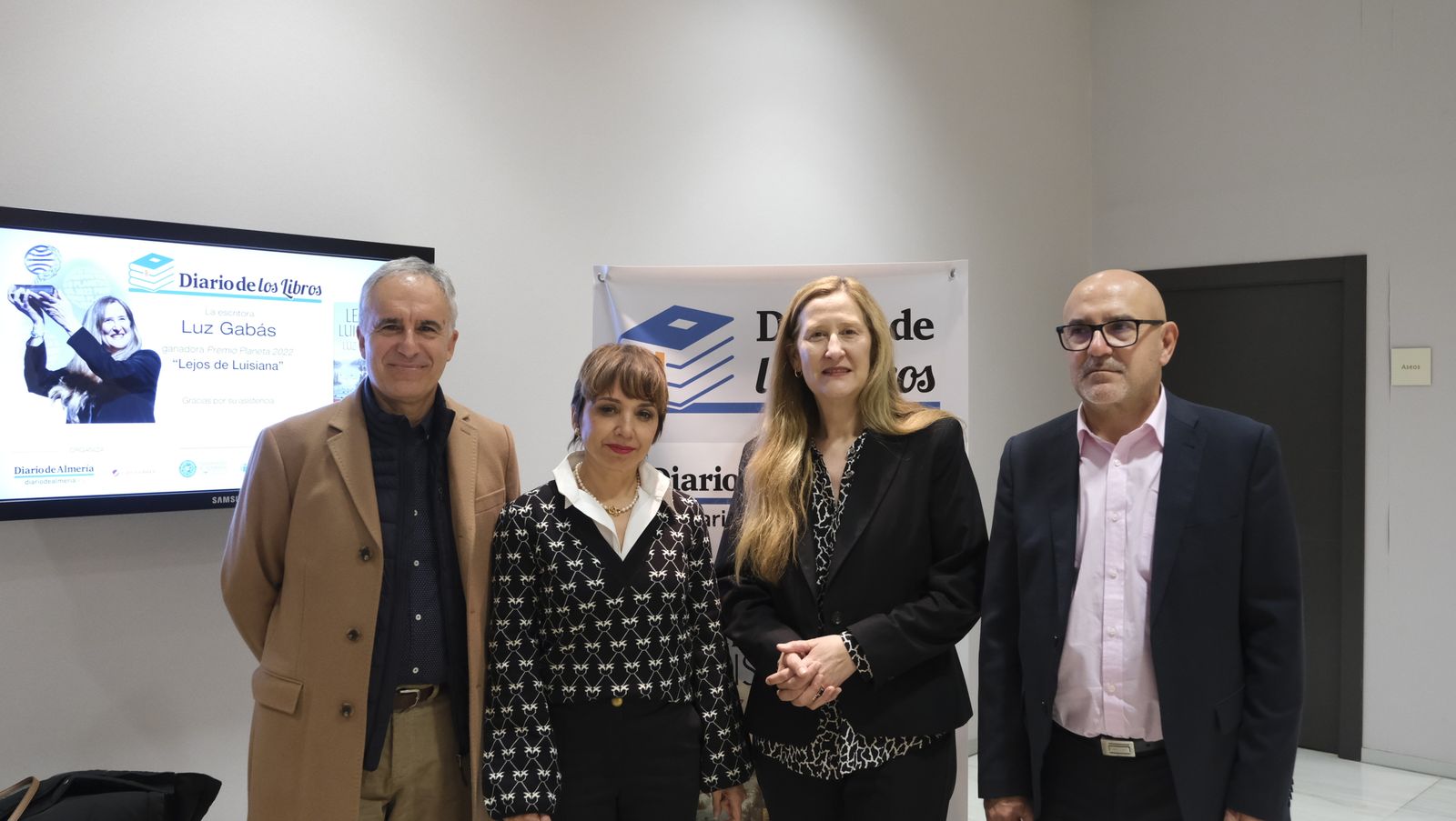 Imágenes del Diario de los Libros con la escritora ganadora del Premio Planeta 2022, Luz Gabás