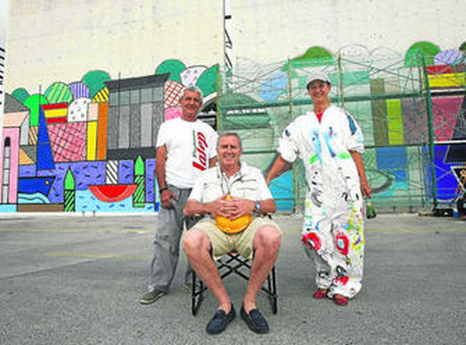 El pintor José Manuel Paredes, junto a sus ayudantes, enfrente del mural pintado en Puerto Sherry.