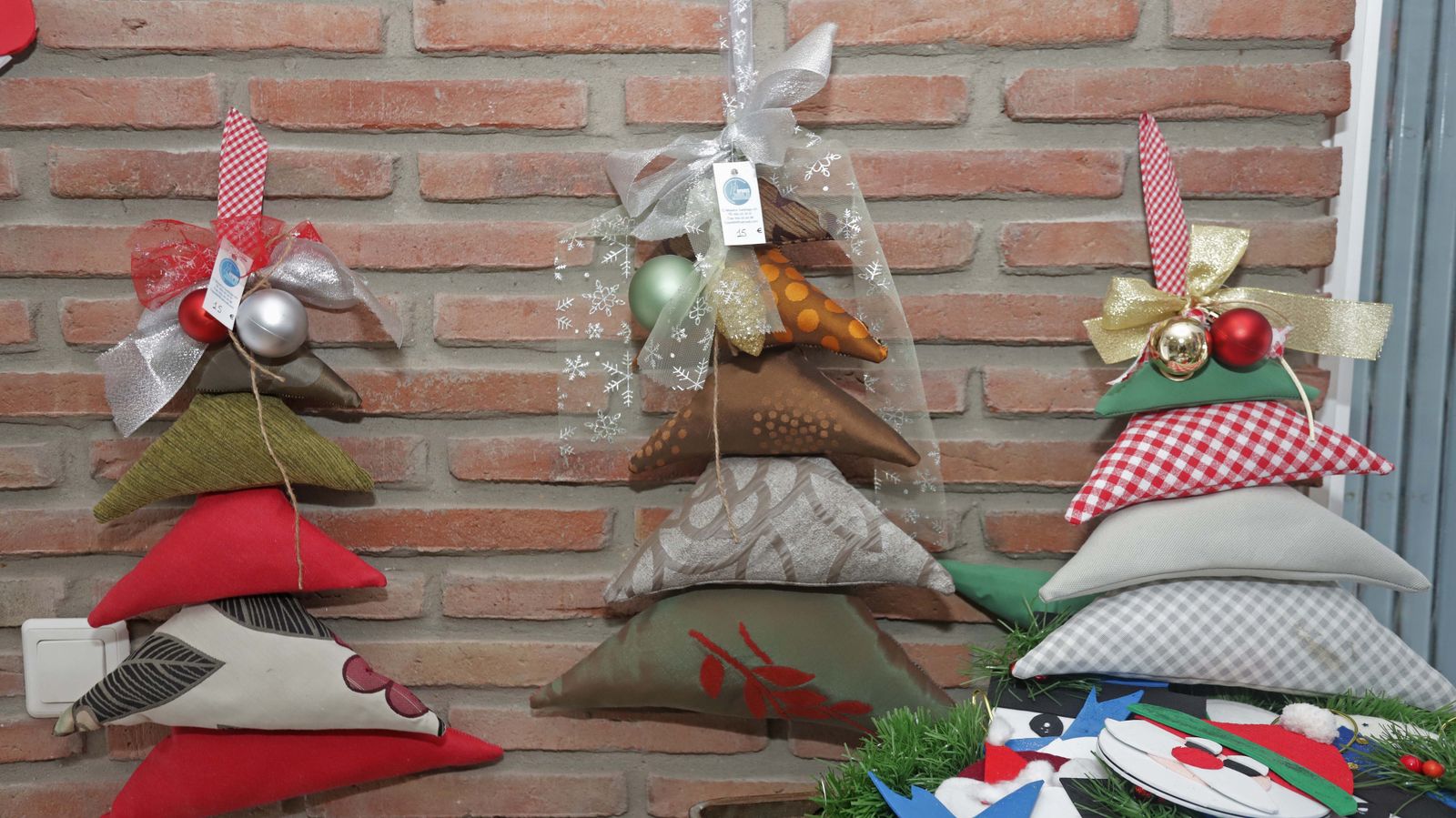 Venta de productos navideños solidarios de Apadis en Algeciras