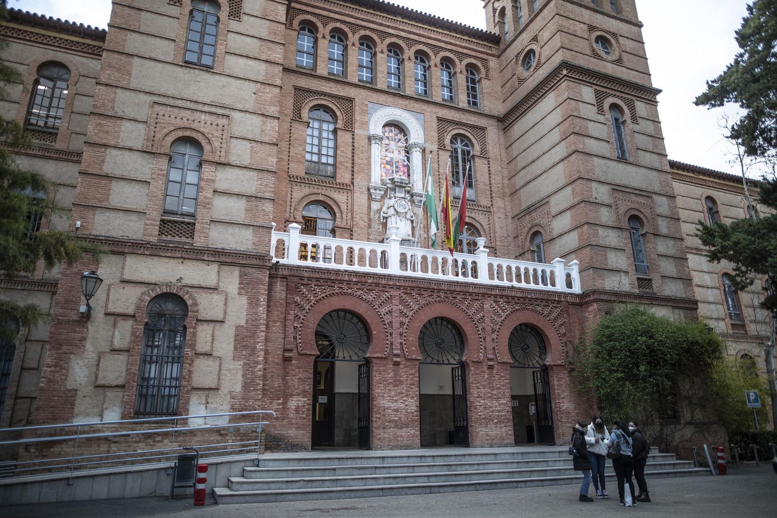 Fachada de la Facultad de Comunicación y Documentación.