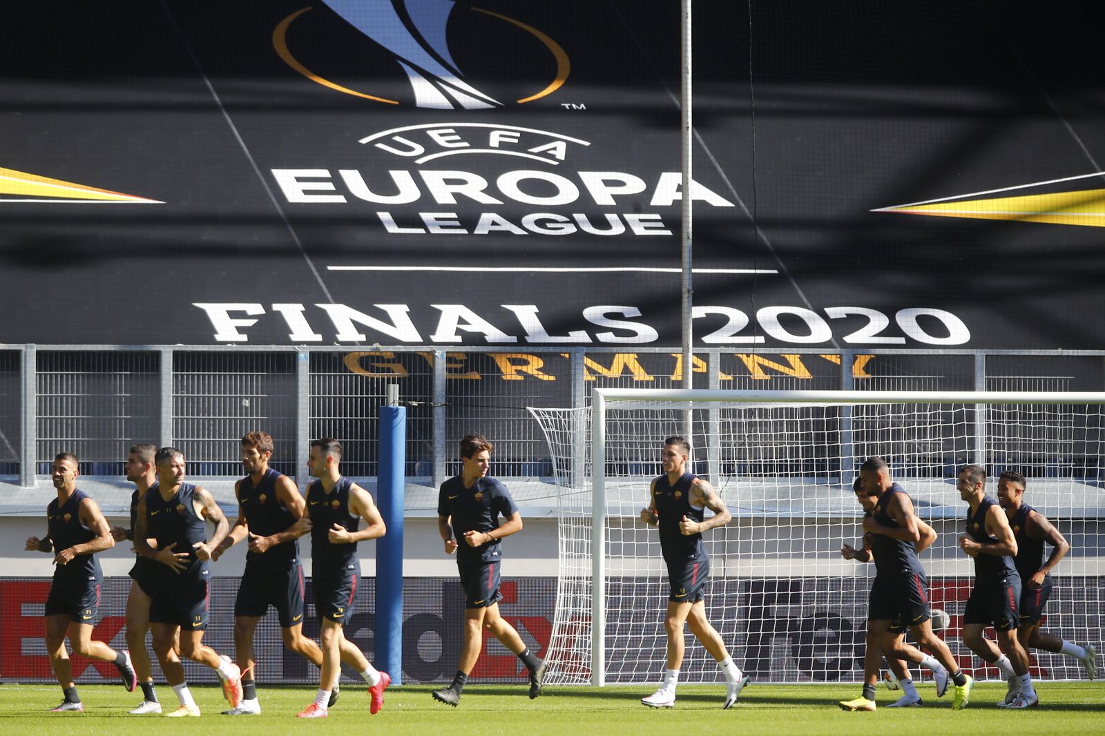 Los jugadores de la Roma se entrenan en el MSV Arena de Duisburgo