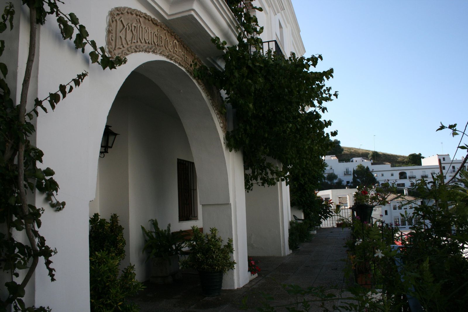 La residencia de mayores se encuentra situada a la entrada de la localidad.
