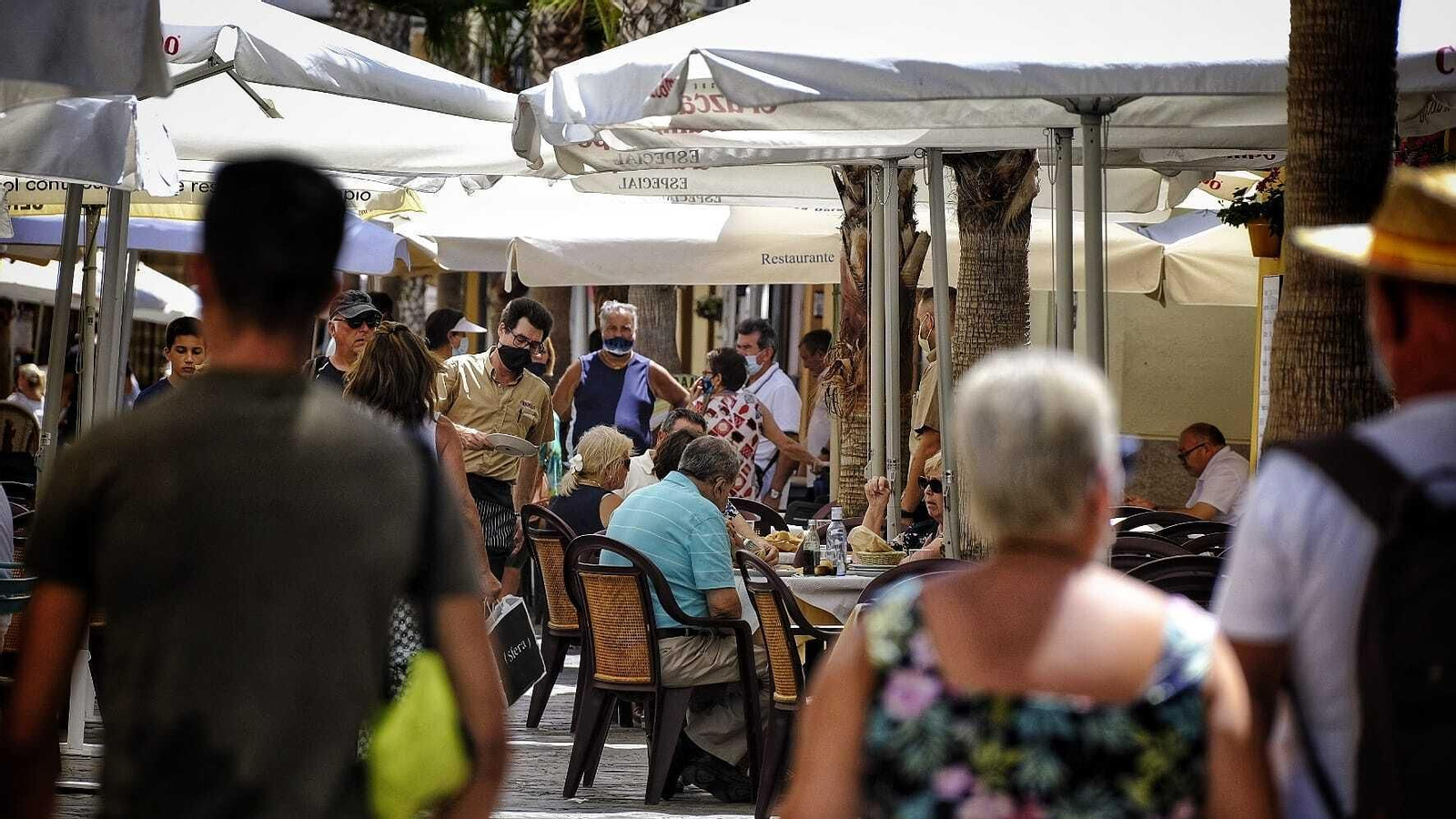 Unos comensales almuerzan en el Mesón Criollo, en la calle Virgen de la Palma.