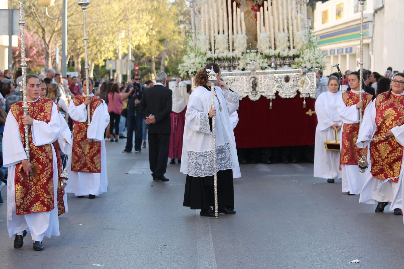 Un cuerpo de acólitos formando íntegramente por mujeres ante el palio del Prendimiento.