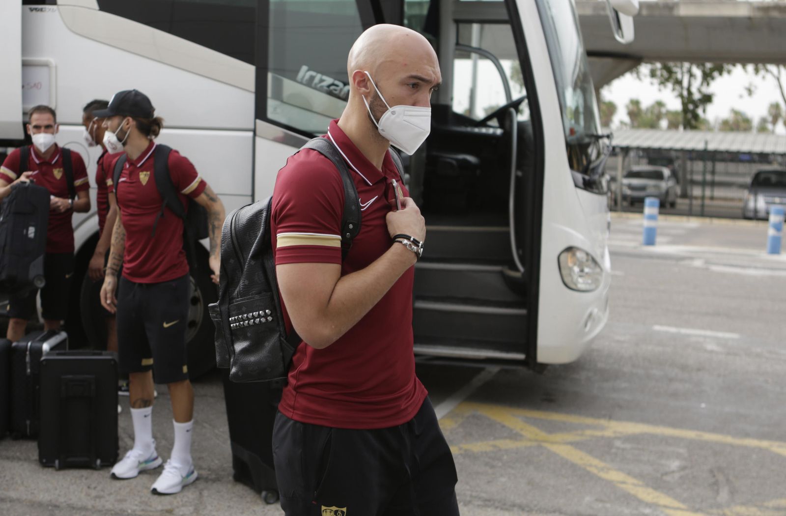 Dmitrovic, con Gudelj al fondo, al salir con el Sevilla hacia Alicante, este domingo.