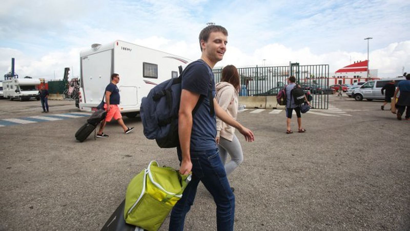 Varios pasajeros, dispuestos a embarcar.