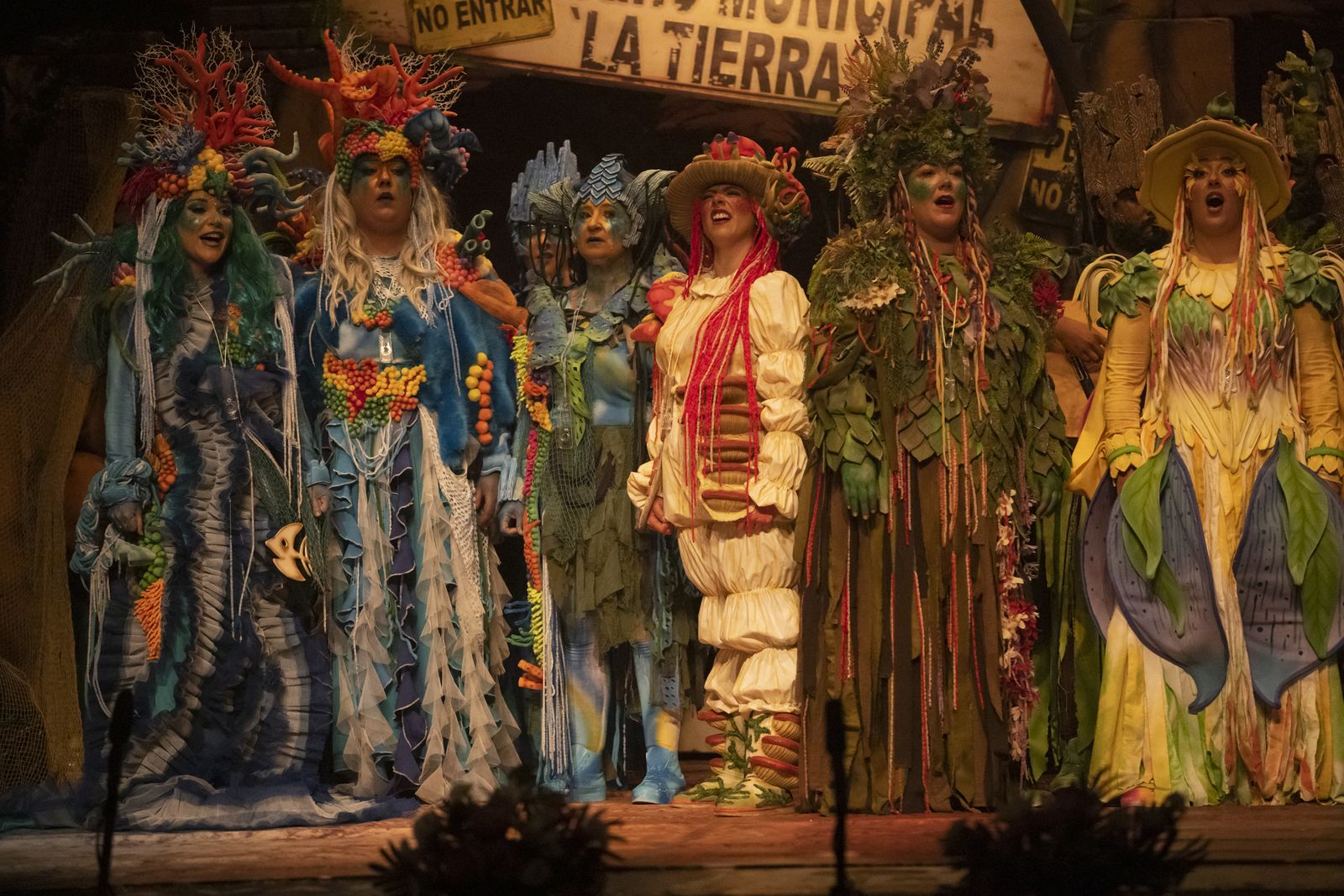 Imágenes de la actuación de la comparsa de Huelva "La vieja verde" en el Carnaval Colombino
