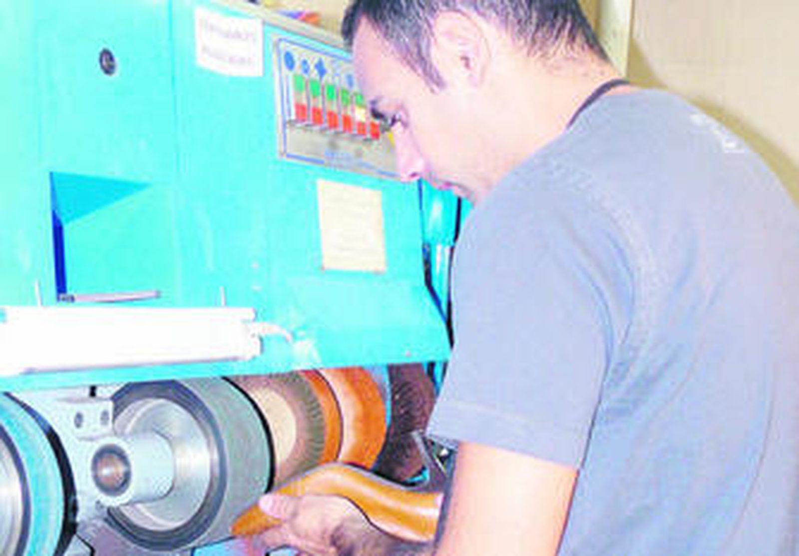 Artesano arreglando un zapato de mujer.