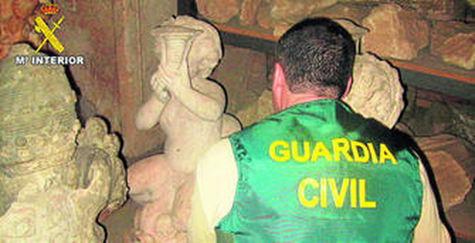 Un agente de la Guardia Civil, con algunas de las esculturas robadas en Portugal halladas en la provincia.