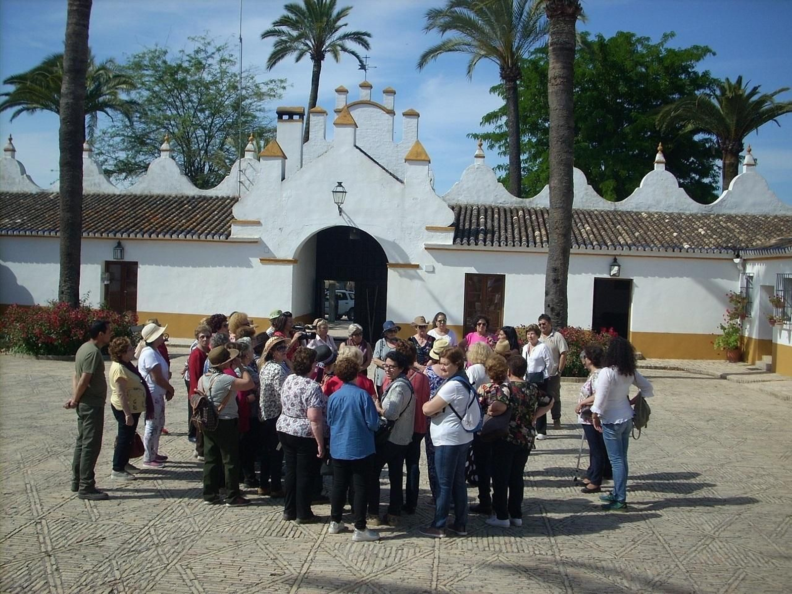 El grupo de mujeres durante una de sus visitas.