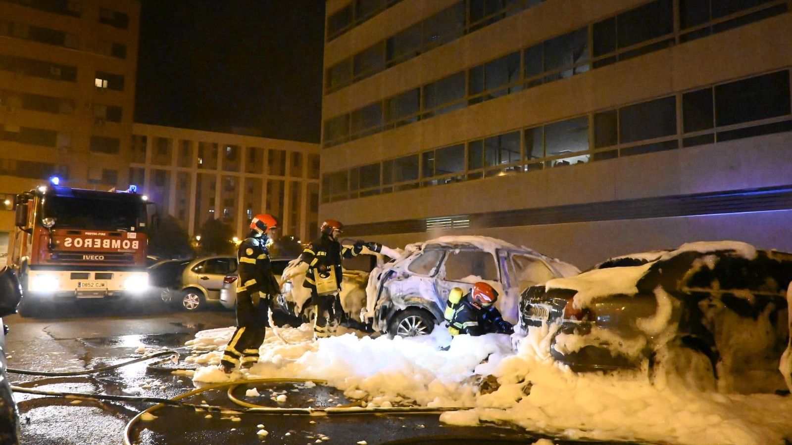 Momento de la intervención de los efectivos del Cuerpo de Bomberos.