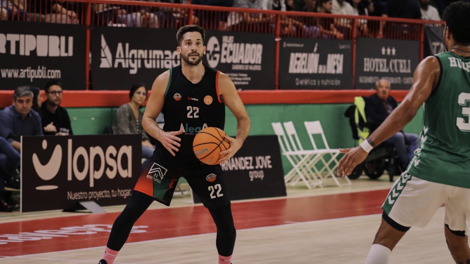 El ex bético Rakocevic defendido por Hughes.