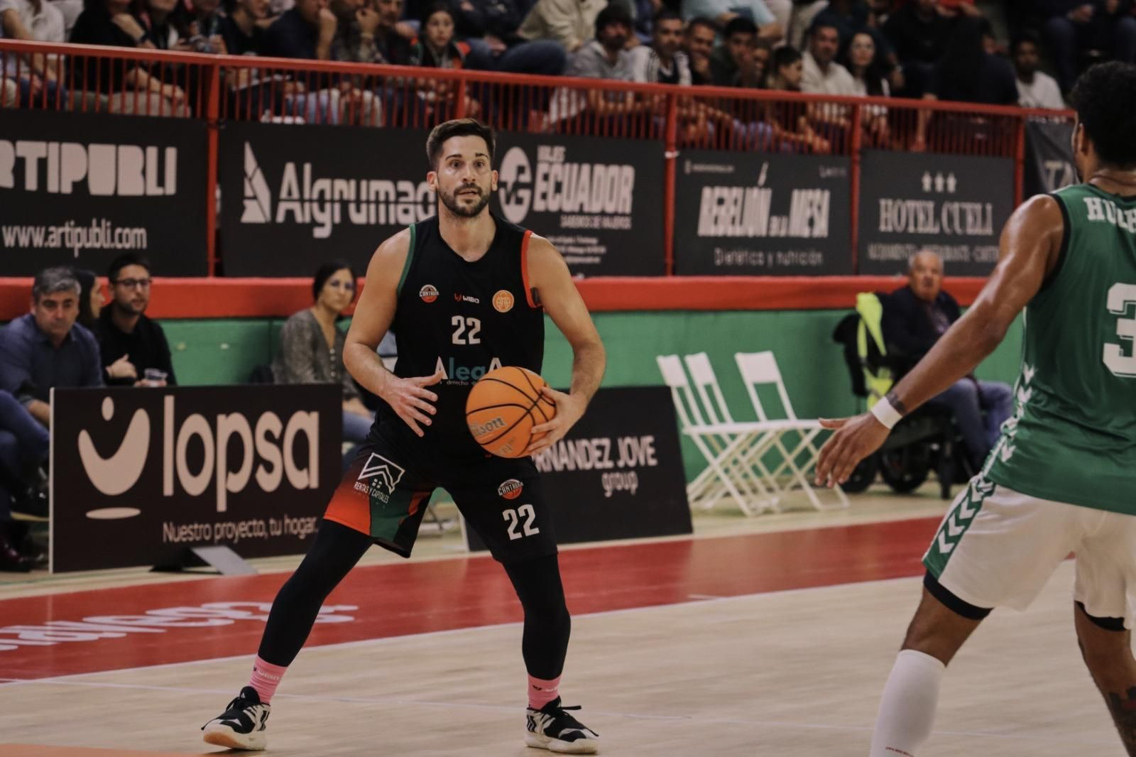 El ex bético Rakocevic defendido por Hughes.