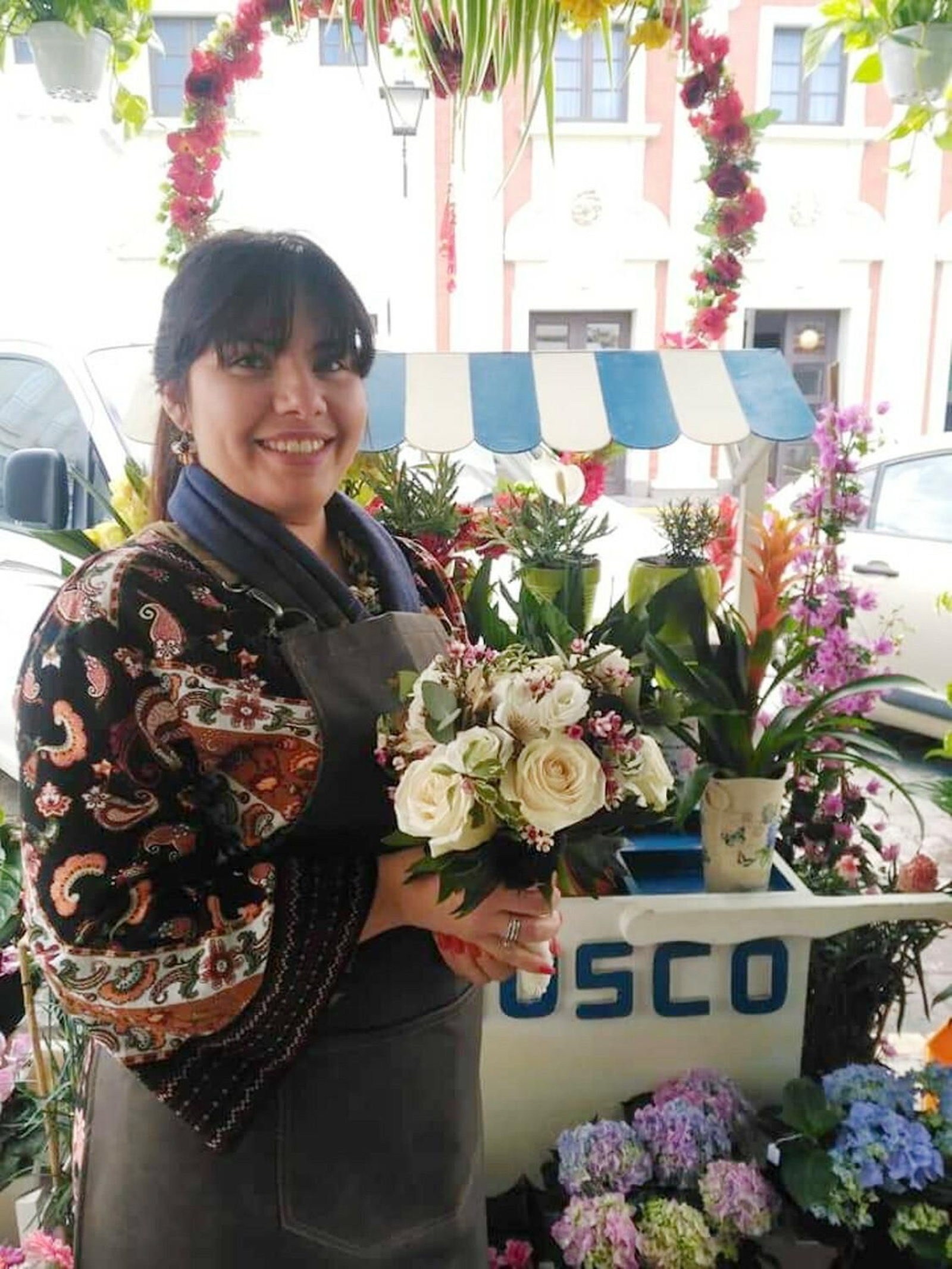 Lisbet Lastre, en su floristería de Ayamonte.